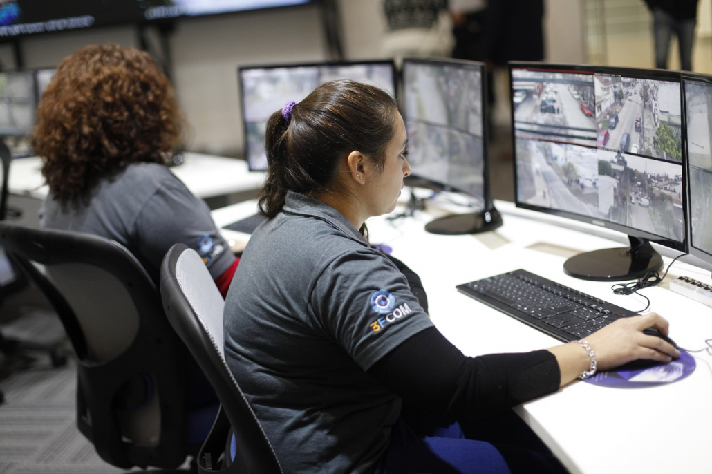Operadores visualizando cámaras de seguridad